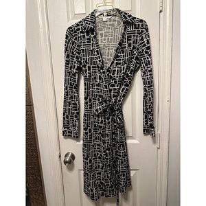 DIANE VON FURSTENBERG BLACK AND WHITE PRINT CLASSIC WRAP JEANNE DRESS, Size 10